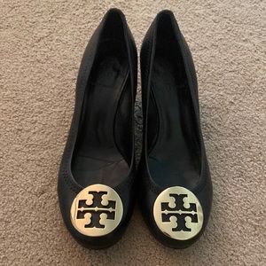 Tory burch classic black wedge with gold hardware EUC